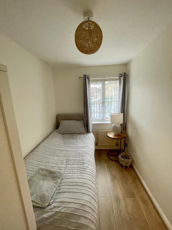 Stunning 3 Bedroom Family House In London, Private Parking And Garden, With Great Transport Links To London, The Excel Centre, Canary Wharf, The O2! Сasa de vacaciones